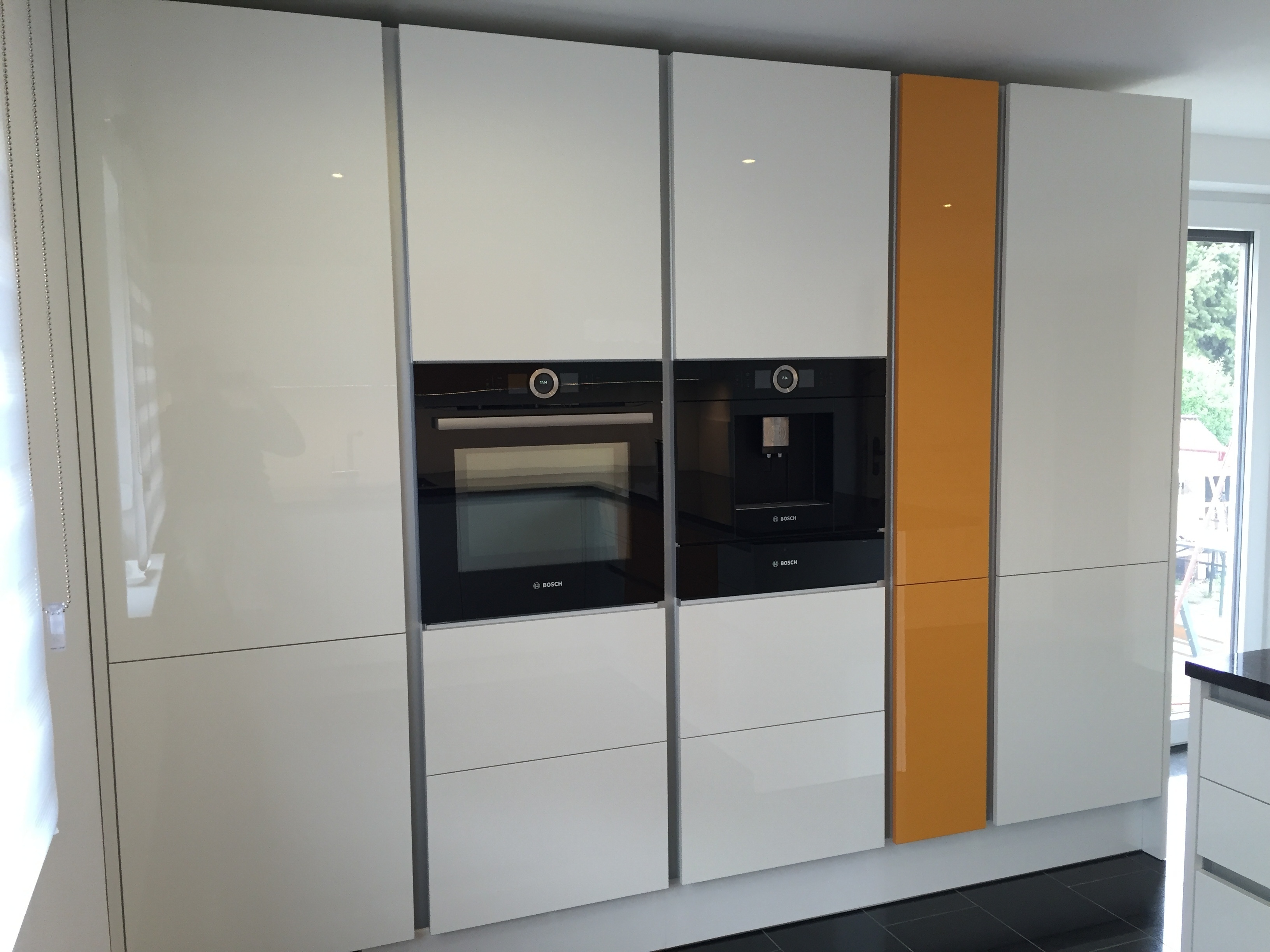 551475c2-5cbd-4285-b18a-47fdca319e60hochschraenkeweissorangehochglanzmitboschgeraetenkuechenmontagen.jpg