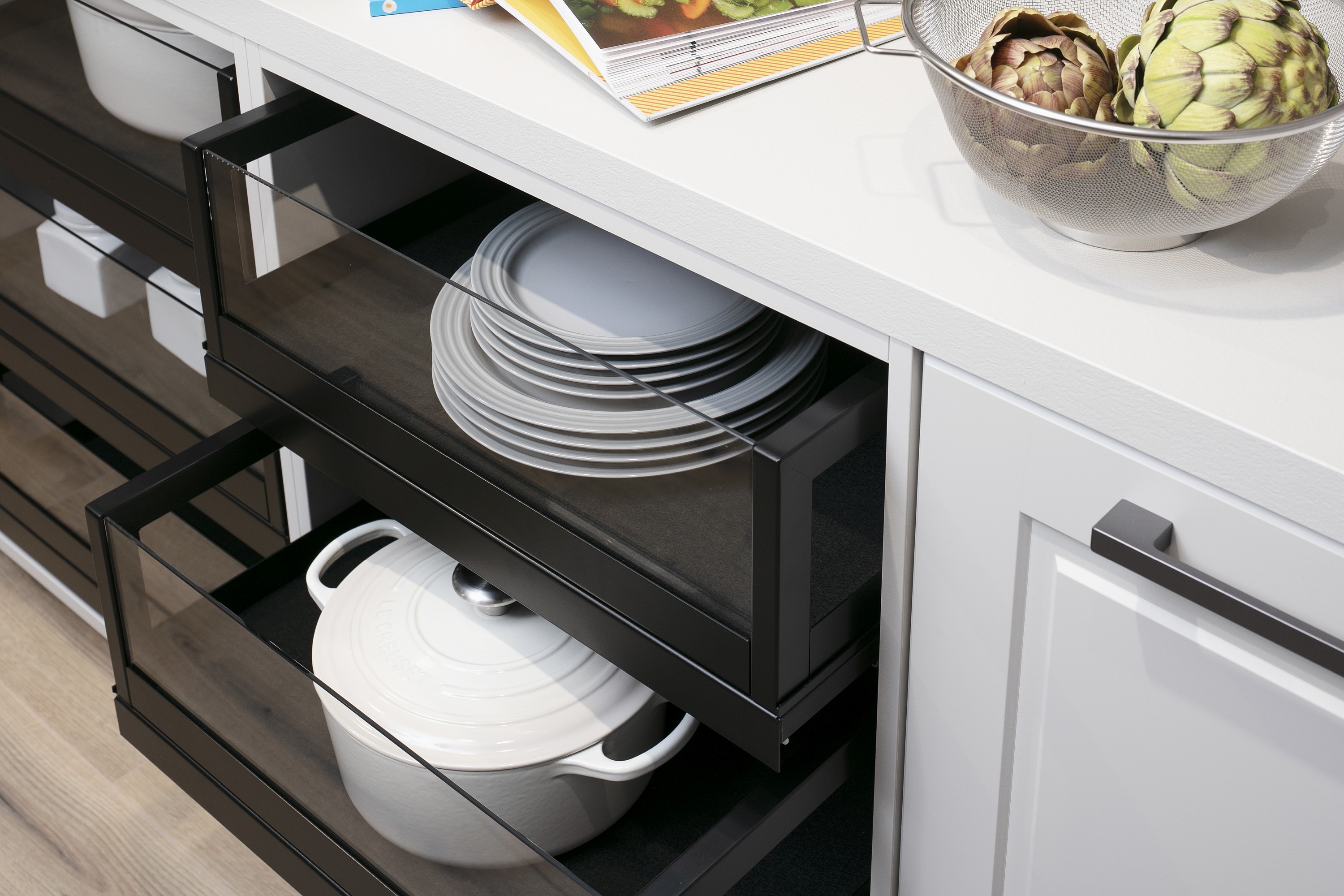 Grauglas-Auszüge mit Metallrahmen in einer weißen Landhausküche