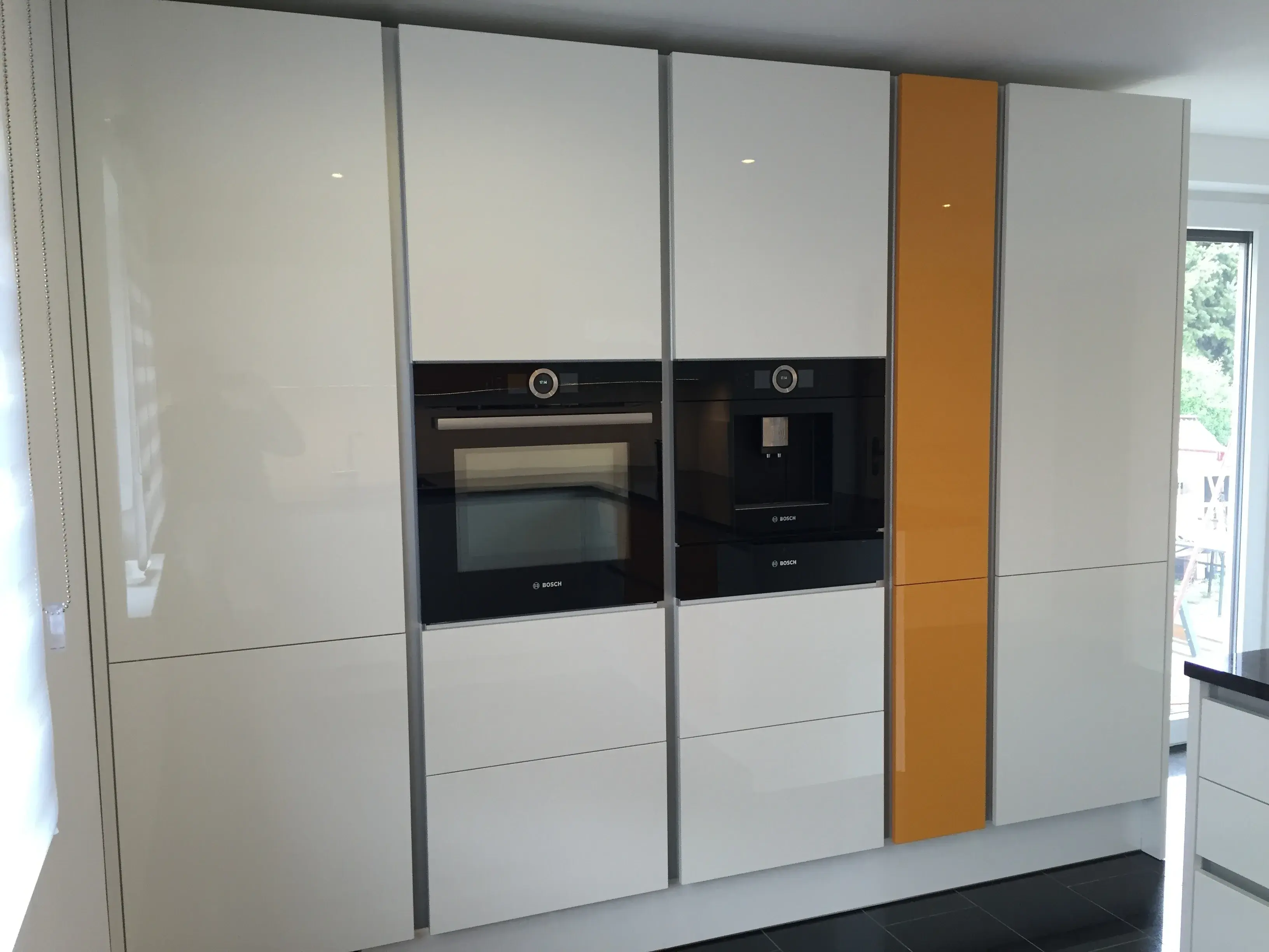 551475c2-5cbd-4285-b18a-47fdca319e60hochschraenkeweissorangehochglanzmitboschgeraetenkuechenmontagen.jpg